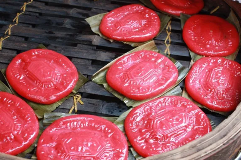 紅龜粿背面抹上一層油，下面會以黃槿葉、香蕉葉或月桃葉等作墊，放入蒸籠中蒸熟，拿出放涼即可食用