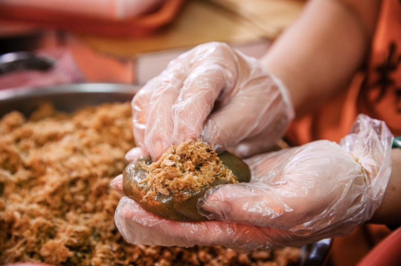 草仔粿製作過程繁瑣，包裹著蘿蔔絲、菜脯炒成的餡料